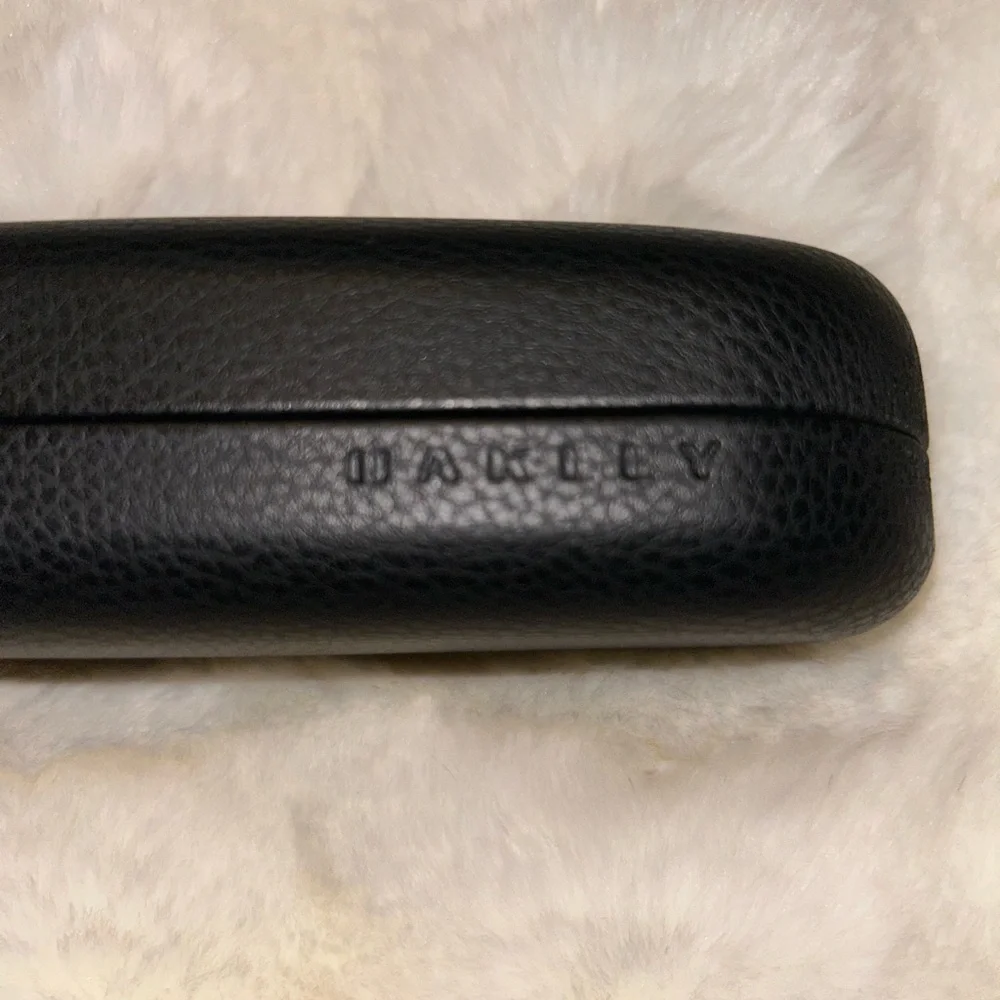 Oakley Unisex Vintage Black Hardshell Sunglass Case with Clamshell Closure